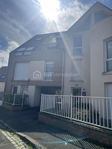 ✨Idéal investisseurs ✨

🌿 Charmant appartement 2 pièces lumineux – 38 m² – Secteur recherché proche du centre ville d Amiens.

🏡 Implanté au 1er étage d’une résidence à taille humaine de 2 niveaux (18 lots), construite en 1995, cet appartement bénéficie d’une belle intimité et d’un cadre de vie soigné.

✨ Composition et prestations :
Une pièce de vie lumineuse et chaleureuse ☀️
Une cuisine ouverte fonctionnelle
Une grande chambre avec dressing 

Bonne isolation thermique et phonique

Chauffage électrique individuel 🔌

Place de parking dans cour fermée, sécurisée . Entrée parking dans rue sans issue, très calme, facile d accès. 

🚶‍♂️ Commerces, transports et services à proximité, facilitant le quotidien sans les nuisances du centre.

🏘️ Copropriété bien entretenue, sans procédure en cours.

💰 115 000€ FAI (honoraires charge vendeur) 
📞 Une opportunité rare dans ce secteur, à visiter sans tarder ! 07/86/31/59/48