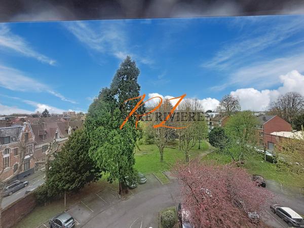 T2 lumineux 48 m² – Dernier étage avec ascenseur – Vue parc – parking