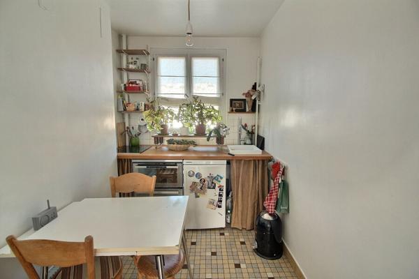 Suresnes - Appartement 3 pièces à rénover avec balcon, cave et parking extérieur