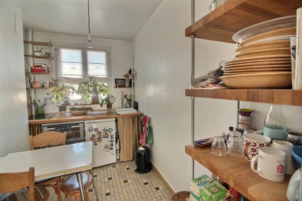 Suresnes - Appartement 3 pièces à rénover avec balcon, cave et parking extérieur