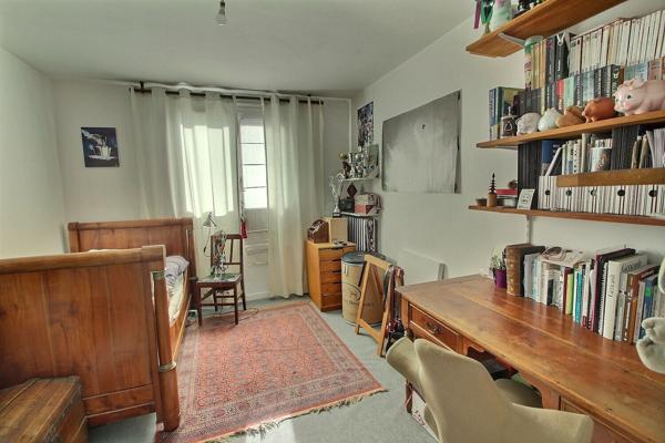 Suresnes - Appartement 3 pièces à rénover avec balcon, cave et parking extérieur