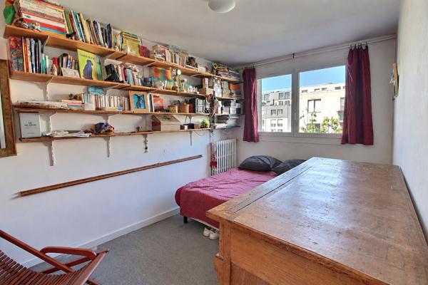 Suresnes - Appartement 3 pièces à rénover avec balcon, cave et parking extérieur