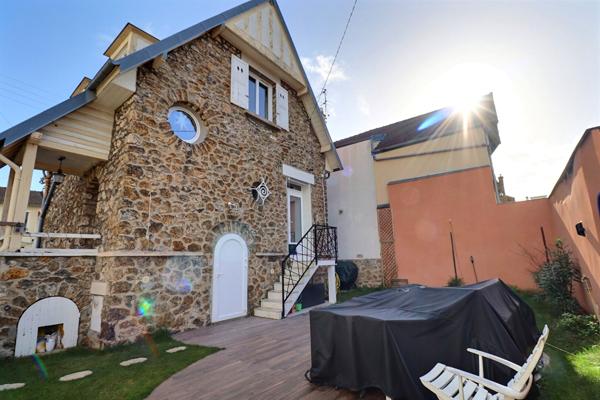 Magnifique maison familiale individuelle de charme et de choc, 3 chambres, 2 salles de bains, sous-sol, jardin Maisons Laffitte !