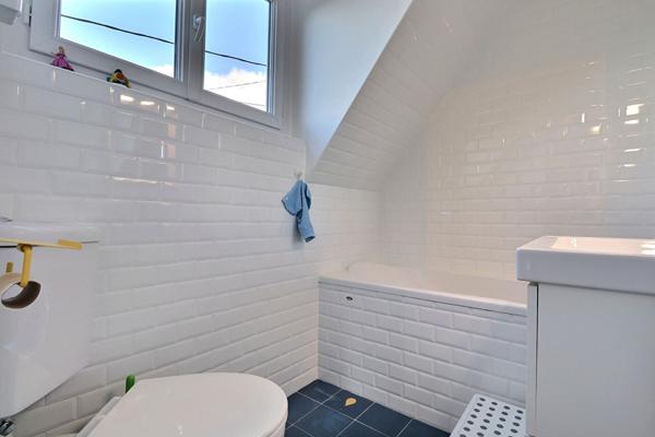 Magnifique maison familiale individuelle de charme et de choc, 3 chambres, 2 salles de bains, sous-sol, jardin Maisons Laffitte !