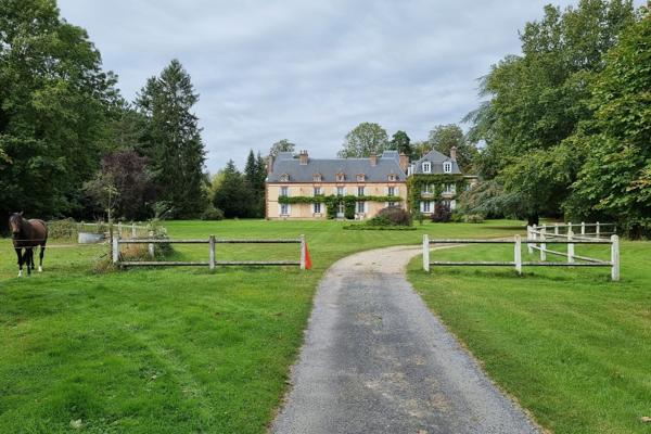 Château Normand 17e et ses dépendances à 135km de Paris