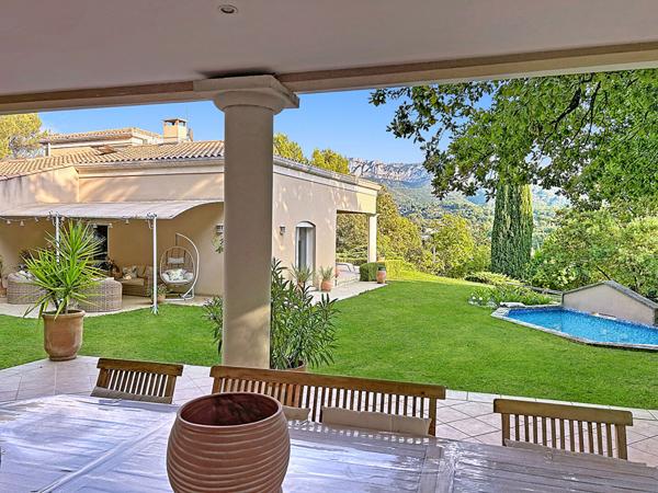 Magnifique villa de près de 300m2 sur plus de 8000m2 de terrain au calme absolu et sans aucun vis à vis