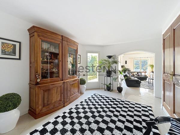 Magnifique villa de près de 300m2 sur plus de 8000m2 de terrain au calme absolu et sans aucun vis à vis