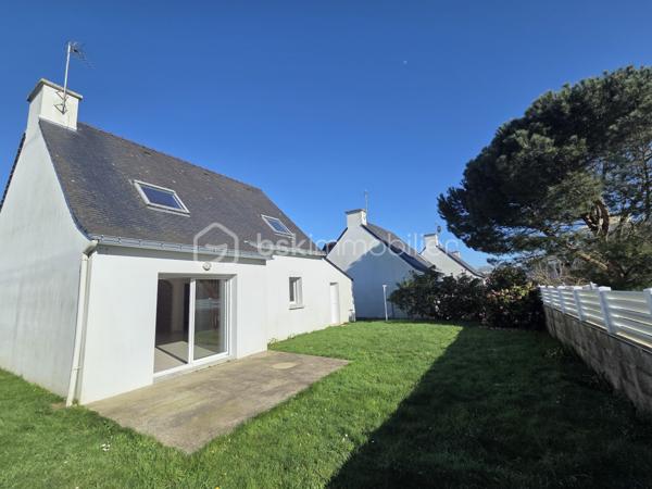 Idéalement située à la limite entre Ploemeur et Lorient, cette maison individuelle de 92 m² construite en 2003 bénéficie d’un emplacement recherché, à proximité des écoles, des universités et des commerces.

Elle offre une pièce de vie d’environ 40 m² réunissant salon, séjour et cuisine ouverte dans un ensemble lumineux et convivial. Les baies vitrées prolongent naturellement l’espace vers la terrasse, apportant clarté et ouverture sur l’extérieur.
Le rez-de-chaussée comprend également une chambre avec salle d’eau, permettant une vie de plain-pied confortable.
À l’étage, trois chambres supplémentaires ainsi qu’une salle de bain avec wc composent un espace nuit bien distribué, adapté à une famille ou à un projet évolutif.

Un garage et des stationnements sur la parcelle complètent l’ensemble.

Non mitoyenne et facile à vivre, cette maison représente une belle opportunité pour ceux qui souhaitent conjuguer praticité et proximité immédiate de Lorient comme de Ploemeur.