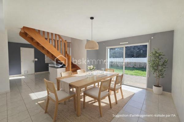 Idéalement située à la limite entre Ploemeur et Lorient, cette maison individuelle de 92 m² construite en 2003 bénéficie d’un emplacement recherché, à proximité des écoles, des universités et des commerces.

Elle offre une pièce de vie d’environ 40 m² réunissant salon, séjour et cuisine ouverte dans un ensemble lumineux et convivial. Les baies vitrées prolongent naturellement l’espace vers la terrasse, apportant clarté et ouverture sur l’extérieur.
Le rez-de-chaussée comprend également une chambre avec salle d’eau, permettant une vie de plain-pied confortable.
À l’étage, trois chambres supplémentaires ainsi qu’une salle de bain avec wc composent un espace nuit bien distribué, adapté à une famille ou à un projet évolutif.

Un garage et des stationnements sur la parcelle complètent l’ensemble.

Non mitoyenne et facile à vivre, cette maison représente une belle opportunité pour ceux qui souhaitent conjuguer praticité et proximité immédiate de Lorient comme de Ploemeur.