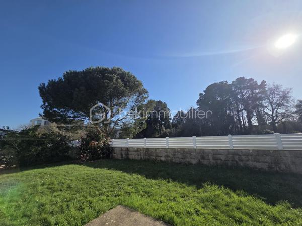 Idéalement située à la limite entre Ploemeur et Lorient, cette maison individuelle de 92 m² construite en 2003 bénéficie d’un emplacement recherché, à proximité des écoles, des universités et des commerces.

Elle offre une pièce de vie d’environ 40 m² réunissant salon, séjour et cuisine ouverte dans un ensemble lumineux et convivial. Les baies vitrées prolongent naturellement l’espace vers la terrasse, apportant clarté et ouverture sur l’extérieur.
Le rez-de-chaussée comprend également une chambre avec salle d’eau, permettant une vie de plain-pied confortable.
À l’étage, trois chambres supplémentaires ainsi qu’une salle de bain avec wc composent un espace nuit bien distribué, adapté à une famille ou à un projet évolutif.

Un garage et des stationnements sur la parcelle complètent l’ensemble.

Non mitoyenne et facile à vivre, cette maison représente une belle opportunité pour ceux qui souhaitent conjuguer praticité et proximité immédiate de Lorient comme de Ploemeur.