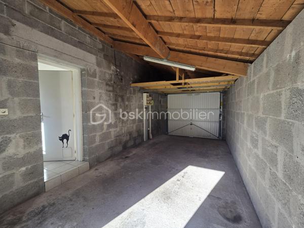 Idéalement située à la limite entre Ploemeur et Lorient, cette maison individuelle de 92 m² construite en 2003 bénéficie d’un emplacement recherché, à proximité des écoles, des universités et des commerces.

Elle offre une pièce de vie d’environ 40 m² réunissant salon, séjour et cuisine ouverte dans un ensemble lumineux et convivial. Les baies vitrées prolongent naturellement l’espace vers la terrasse, apportant clarté et ouverture sur l’extérieur.
Le rez-de-chaussée comprend également une chambre avec salle d’eau, permettant une vie de plain-pied confortable.
À l’étage, trois chambres supplémentaires ainsi qu’une salle de bain avec wc composent un espace nuit bien distribué, adapté à une famille ou à un projet évolutif.

Un garage et des stationnements sur la parcelle complètent l’ensemble.

Non mitoyenne et facile à vivre, cette maison représente une belle opportunité pour ceux qui souhaitent conjuguer praticité et proximité immédiate de Lorient comme de Ploemeur.