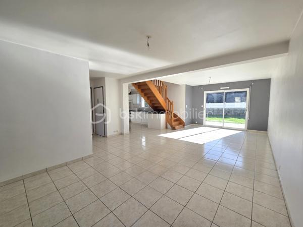 Idéalement située à la limite entre Ploemeur et Lorient, cette maison individuelle de 92 m² construite en 2003 bénéficie d’un emplacement recherché, à proximité des écoles, des universités et des commerces.

Elle offre une pièce de vie d’environ 40 m² réunissant salon, séjour et cuisine ouverte dans un ensemble lumineux et convivial. Les baies vitrées prolongent naturellement l’espace vers la terrasse, apportant clarté et ouverture sur l’extérieur.
Le rez-de-chaussée comprend également une chambre avec salle d’eau, permettant une vie de plain-pied confortable.
À l’étage, trois chambres supplémentaires ainsi qu’une salle de bain avec wc composent un espace nuit bien distribué, adapté à une famille ou à un projet évolutif.

Un garage et des stationnements sur la parcelle complètent l’ensemble.

Non mitoyenne et facile à vivre, cette maison représente une belle opportunité pour ceux qui souhaitent conjuguer praticité et proximité immédiate de Lorient comme de Ploemeur.