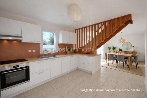 Idéalement située à la limite entre Ploemeur et Lorient, cette maison individuelle de 92 m² construite en 2003 bénéficie d’un emplacement recherché, à proximité des écoles, des universités et des commerces.

Elle offre une pièce de vie d’environ 40 m² réunissant salon, séjour et cuisine ouverte dans un ensemble lumineux et convivial. Les baies vitrées prolongent naturellement l’espace vers la terrasse, apportant clarté et ouverture sur l’extérieur.
Le rez-de-chaussée comprend également une chambre avec salle d’eau, permettant une vie de plain-pied confortable.
À l’étage, trois chambres supplémentaires ainsi qu’une salle de bain avec wc composent un espace nuit bien distribué, adapté à une famille ou à un projet évolutif.

Un garage et des stationnements sur la parcelle complètent l’ensemble.

Non mitoyenne et facile à vivre, cette maison représente une belle opportunité pour ceux qui souhaitent conjuguer praticité et proximité immédiate de Lorient comme de Ploemeur.