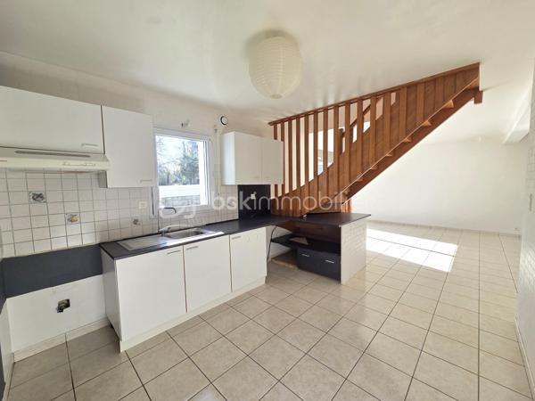 Idéalement située à la limite entre Ploemeur et Lorient, cette maison individuelle de 92 m² construite en 2003 bénéficie d’un emplacement recherché, à proximité des écoles, des universités et des commerces.

Elle offre une pièce de vie d’environ 40 m² réunissant salon, séjour et cuisine ouverte dans un ensemble lumineux et convivial. Les baies vitrées prolongent naturellement l’espace vers la terrasse, apportant clarté et ouverture sur l’extérieur.
Le rez-de-chaussée comprend également une chambre avec salle d’eau, permettant une vie de plain-pied confortable.
À l’étage, trois chambres supplémentaires ainsi qu’une salle de bain avec wc composent un espace nuit bien distribué, adapté à une famille ou à un projet évolutif.

Un garage et des stationnements sur la parcelle complètent l’ensemble.

Non mitoyenne et facile à vivre, cette maison représente une belle opportunité pour ceux qui souhaitent conjuguer praticité et proximité immédiate de Lorient comme de Ploemeur.