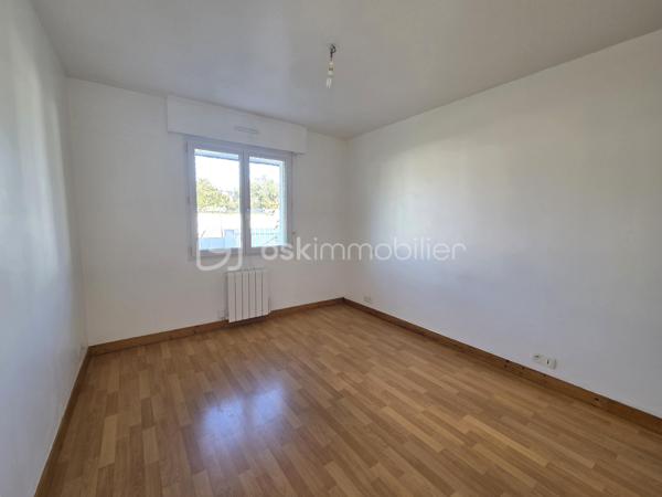 Idéalement située à la limite entre Ploemeur et Lorient, cette maison individuelle de 92 m² construite en 2003 bénéficie d’un emplacement recherché, à proximité des écoles, des universités et des commerces.

Elle offre une pièce de vie d’environ 40 m² réunissant salon, séjour et cuisine ouverte dans un ensemble lumineux et convivial. Les baies vitrées prolongent naturellement l’espace vers la terrasse, apportant clarté et ouverture sur l’extérieur.
Le rez-de-chaussée comprend également une chambre avec salle d’eau, permettant une vie de plain-pied confortable.
À l’étage, trois chambres supplémentaires ainsi qu’une salle de bain avec wc composent un espace nuit bien distribué, adapté à une famille ou à un projet évolutif.

Un garage et des stationnements sur la parcelle complètent l’ensemble.

Non mitoyenne et facile à vivre, cette maison représente une belle opportunité pour ceux qui souhaitent conjuguer praticité et proximité immédiate de Lorient comme de Ploemeur.