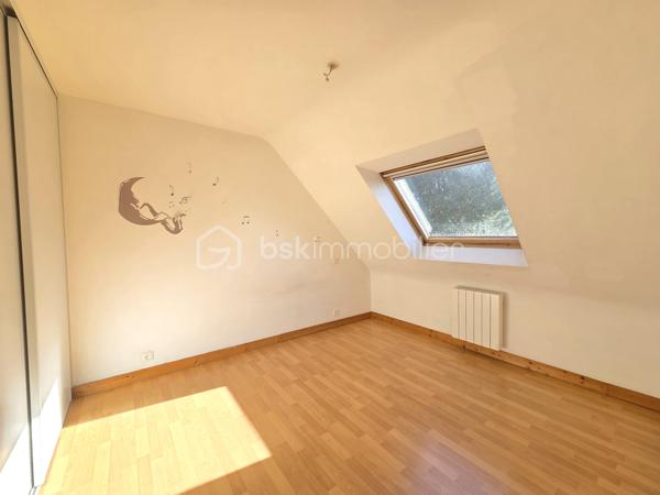 Idéalement située à la limite entre Ploemeur et Lorient, cette maison individuelle de 92 m² construite en 2003 bénéficie d’un emplacement recherché, à proximité des écoles, des universités et des commerces.

Elle offre une pièce de vie d’environ 40 m² réunissant salon, séjour et cuisine ouverte dans un ensemble lumineux et convivial. Les baies vitrées prolongent naturellement l’espace vers la terrasse, apportant clarté et ouverture sur l’extérieur.
Le rez-de-chaussée comprend également une chambre avec salle d’eau, permettant une vie de plain-pied confortable.
À l’étage, trois chambres supplémentaires ainsi qu’une salle de bain avec wc composent un espace nuit bien distribué, adapté à une famille ou à un projet évolutif.

Un garage et des stationnements sur la parcelle complètent l’ensemble.

Non mitoyenne et facile à vivre, cette maison représente une belle opportunité pour ceux qui souhaitent conjuguer praticité et proximité immédiate de Lorient comme de Ploemeur.