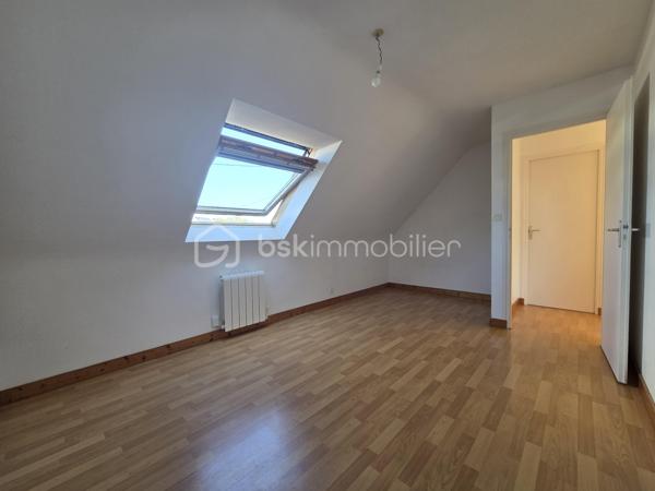 Idéalement située à la limite entre Ploemeur et Lorient, cette maison individuelle de 92 m² construite en 2003 bénéficie d’un emplacement recherché, à proximité des écoles, des universités et des commerces.

Elle offre une pièce de vie d’environ 40 m² réunissant salon, séjour et cuisine ouverte dans un ensemble lumineux et convivial. Les baies vitrées prolongent naturellement l’espace vers la terrasse, apportant clarté et ouverture sur l’extérieur.
Le rez-de-chaussée comprend également une chambre avec salle d’eau, permettant une vie de plain-pied confortable.
À l’étage, trois chambres supplémentaires ainsi qu’une salle de bain avec wc composent un espace nuit bien distribué, adapté à une famille ou à un projet évolutif.

Un garage et des stationnements sur la parcelle complètent l’ensemble.

Non mitoyenne et facile à vivre, cette maison représente une belle opportunité pour ceux qui souhaitent conjuguer praticité et proximité immédiate de Lorient comme de Ploemeur.