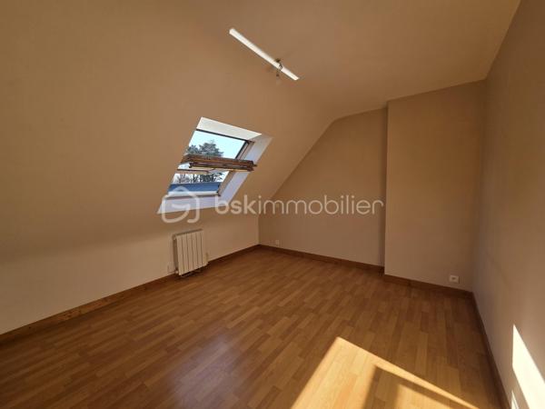 Idéalement située à la limite entre Ploemeur et Lorient, cette maison individuelle de 92 m² construite en 2003 bénéficie d’un emplacement recherché, à proximité des écoles, des universités et des commerces.

Elle offre une pièce de vie d’environ 40 m² réunissant salon, séjour et cuisine ouverte dans un ensemble lumineux et convivial. Les baies vitrées prolongent naturellement l’espace vers la terrasse, apportant clarté et ouverture sur l’extérieur.
Le rez-de-chaussée comprend également une chambre avec salle d’eau, permettant une vie de plain-pied confortable.
À l’étage, trois chambres supplémentaires ainsi qu’une salle de bain avec wc composent un espace nuit bien distribué, adapté à une famille ou à un projet évolutif.

Un garage et des stationnements sur la parcelle complètent l’ensemble.

Non mitoyenne et facile à vivre, cette maison représente une belle opportunité pour ceux qui souhaitent conjuguer praticité et proximité immédiate de Lorient comme de Ploemeur.