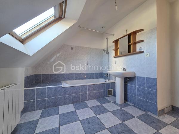 Idéalement située à la limite entre Ploemeur et Lorient, cette maison individuelle de 92 m² construite en 2003 bénéficie d’un emplacement recherché, à proximité des écoles, des universités et des commerces.

Elle offre une pièce de vie d’environ 40 m² réunissant salon, séjour et cuisine ouverte dans un ensemble lumineux et convivial. Les baies vitrées prolongent naturellement l’espace vers la terrasse, apportant clarté et ouverture sur l’extérieur.
Le rez-de-chaussée comprend également une chambre avec salle d’eau, permettant une vie de plain-pied confortable.
À l’étage, trois chambres supplémentaires ainsi qu’une salle de bain avec wc composent un espace nuit bien distribué, adapté à une famille ou à un projet évolutif.

Un garage et des stationnements sur la parcelle complètent l’ensemble.

Non mitoyenne et facile à vivre, cette maison représente une belle opportunité pour ceux qui souhaitent conjuguer praticité et proximité immédiate de Lorient comme de Ploemeur.