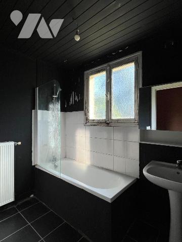 Maison à vendre à Bar sur Seine (10110), Aube. Maison entièrement à rénover de 110 m². Au rez-d...