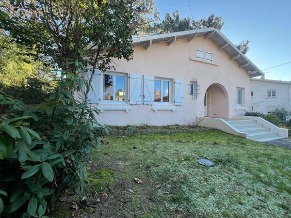 Maison à rénover. Fort potentiel avec combles aménageables et studio indépendant. . Quartier très calme des Abatilles