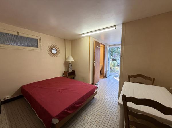 Maison à rénover. Fort potentiel avec combles aménageables et studio indépendant. . Quartier très calme des Abatilles