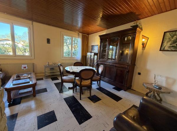 Maison à rénover. Fort potentiel avec combles aménageables et studio indépendant. . Quartier très calme des Abatilles