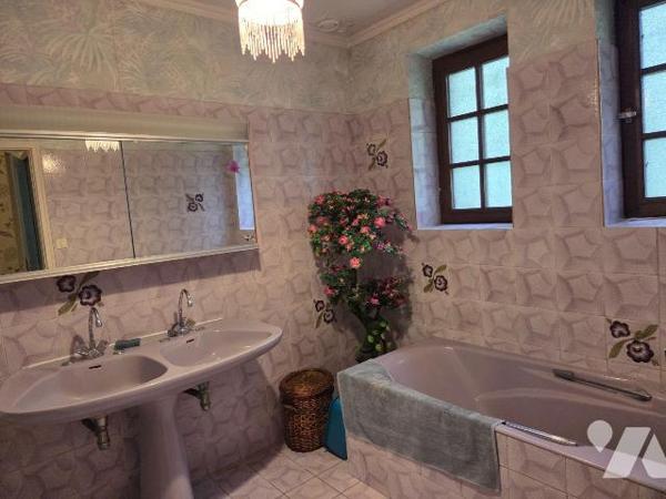 SAINT GEORGES BUTTAVENT- Propriété en campagne, en partie boisée, proche MAYENNE.

Maison d'h...