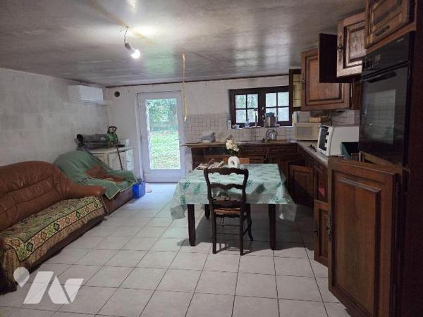 SAINT GEORGES BUTTAVENT- Propriété en campagne, en partie boisée, proche MAYENNE.

Maison d'h...