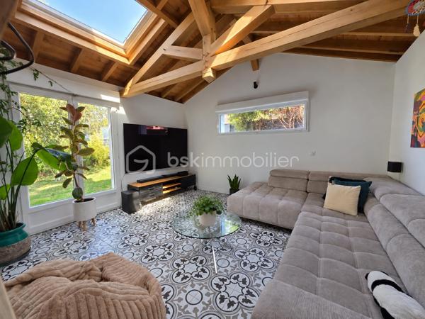 Coup de cœur !
Venez découvrir cette jolie maison rénovée. Elle se compose au rez-de-chaussée, d'une entrée grande aménagée, une cuisine ouverte sur le séjour et le salon disposant d'un plancher chauffant, une chambre, une salle d'eau et un wc séparé.
A l'étage, un couloir desservant une 2ème salle d'eau, un wc, 2 chambres.
Terrasse en bois. Jardin
Pas de vis à vis.
Les +++ : Toiture récente, ravalement récent, extension 2025, plancher chauffant salon, radiateurs à inertie, portail et portillon électrique, lumineuse, une chambre et une salle d'eau au rdc. 
Garage en bois ainsi qu'une allée pour garer plusieurs véhicules sur la propriété.
Ecole primaire à 5 min à pied, centre ville à moins de 10 min, proximité commerces.
Bus à 3 minutes. 
RER A Noisy-Champs à 25 min/bus ou 23 minutes à pied.
RER E Chelles-Gournay à 16 minutes/bus.

N'attendez plus pour demander une visite !!!
(diagnostics en cours)