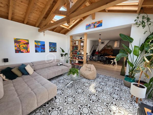 Coup de cœur !
Venez découvrir cette jolie maison rénovée. Elle se compose au rez-de-chaussée, d'une entrée grande aménagée, une cuisine ouverte sur le séjour et le salon disposant d'un plancher chauffant, une chambre, une salle d'eau et un wc séparé.
A l'étage, un couloir desservant une 2ème salle d'eau, un wc, 2 chambres.
Terrasse en bois. Jardin
Pas de vis à vis.
Les +++ : Toiture récente, ravalement récent, extension 2025, plancher chauffant salon, radiateurs à inertie, portail et portillon électrique, lumineuse, une chambre et une salle d'eau au rdc. 
Garage en bois ainsi qu'une allée pour garer plusieurs véhicules sur la propriété.
Ecole primaire à 5 min à pied, centre ville à moins de 10 min, proximité commerces.
Bus à 3 minutes. 
RER A Noisy-Champs à 25 min/bus ou 23 minutes à pied.
RER E Chelles-Gournay à 16 minutes/bus.

N'attendez plus pour demander une visite !!!
(diagnostics en cours)