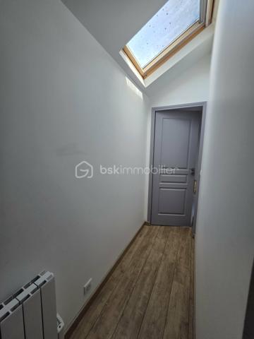 Coup de cœur !
Venez découvrir cette jolie maison rénovée. Elle se compose au rez-de-chaussée, d'une entrée grande aménagée, une cuisine ouverte sur le séjour et le salon disposant d'un plancher chauffant, une chambre, une salle d'eau et un wc séparé.
A l'étage, un couloir desservant une 2ème salle d'eau, un wc, 2 chambres.
Terrasse en bois. Jardin
Pas de vis à vis.
Les +++ : Toiture récente, ravalement récent, extension 2025, plancher chauffant salon, radiateurs à inertie, portail et portillon électrique, lumineuse, une chambre et une salle d'eau au rdc. 
Garage en bois ainsi qu'une allée pour garer plusieurs véhicules sur la propriété.
Ecole primaire à 5 min à pied, centre ville à moins de 10 min, proximité commerces.
Bus à 3 minutes. 
RER A Noisy-Champs à 25 min/bus ou 23 minutes à pied.
RER E Chelles-Gournay à 16 minutes/bus.

N'attendez plus pour demander une visite !!!
(diagnostics en cours)