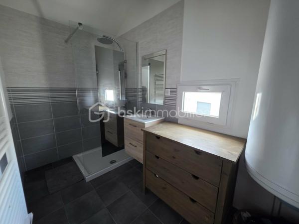 Coup de cœur !
Venez découvrir cette jolie maison rénovée. Elle se compose au rez-de-chaussée, d'une entrée grande aménagée, une cuisine ouverte sur le séjour et le salon disposant d'un plancher chauffant, une chambre, une salle d'eau et un wc séparé.
A l'étage, un couloir desservant une 2ème salle d'eau, un wc, 2 chambres.
Terrasse en bois. Jardin
Pas de vis à vis.
Les +++ : Toiture récente, ravalement récent, extension 2025, plancher chauffant salon, radiateurs à inertie, portail et portillon électrique, lumineuse, une chambre et une salle d'eau au rdc. 
Garage en bois ainsi qu'une allée pour garer plusieurs véhicules sur la propriété.
Ecole primaire à 5 min à pied, centre ville à moins de 10 min, proximité commerces.
Bus à 3 minutes. 
RER A Noisy-Champs à 25 min/bus ou 23 minutes à pied.
RER E Chelles-Gournay à 16 minutes/bus.

N'attendez plus pour demander une visite !!!
(diagnostics en cours)