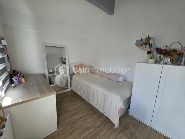 Coup de cœur !
Venez découvrir cette jolie maison rénovée. Elle se compose au rez-de-chaussée, d'une entrée grande aménagée, une cuisine ouverte sur le séjour et le salon disposant d'un plancher chauffant, une chambre, une salle d'eau et un wc séparé.
A l'étage, un couloir desservant une 2ème salle d'eau, un wc, 2 chambres.
Terrasse en bois. Jardin
Pas de vis à vis.
Les +++ : Toiture récente, ravalement récent, extension 2025, plancher chauffant salon, radiateurs à inertie, portail et portillon électrique, lumineuse, une chambre et une salle d'eau au rdc. 
Garage en bois ainsi qu'une allée pour garer plusieurs véhicules sur la propriété.
Ecole primaire à 5 min à pied, centre ville à moins de 10 min, proximité commerces.
Bus à 3 minutes. 
RER A Noisy-Champs à 25 min/bus ou 23 minutes à pied.
RER E Chelles-Gournay à 16 minutes/bus.

N'attendez plus pour demander une visite !!!
(diagnostics en cours)