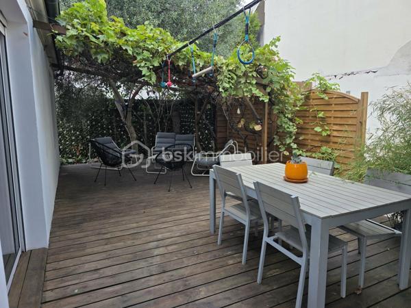 Coup de cœur !
Venez découvrir cette jolie maison rénovée. Elle se compose au rez-de-chaussée, d'une entrée grande aménagée, une cuisine ouverte sur le séjour et le salon disposant d'un plancher chauffant, une chambre, une salle d'eau et un wc séparé.
A l'étage, un couloir desservant une 2ème salle d'eau, un wc, 2 chambres.
Terrasse en bois. Jardin
Pas de vis à vis.
Les +++ : Toiture récente, ravalement récent, extension 2025, plancher chauffant salon, radiateurs à inertie, portail et portillon électrique, lumineuse, une chambre et une salle d'eau au rdc. 
Garage en bois ainsi qu'une allée pour garer plusieurs véhicules sur la propriété.
Ecole primaire à 5 min à pied, centre ville à moins de 10 min, proximité commerces.
Bus à 3 minutes. 
RER A Noisy-Champs à 25 min/bus ou 23 minutes à pied.
RER E Chelles-Gournay à 16 minutes/bus.

N'attendez plus pour demander une visite !!!
(diagnostics en cours)