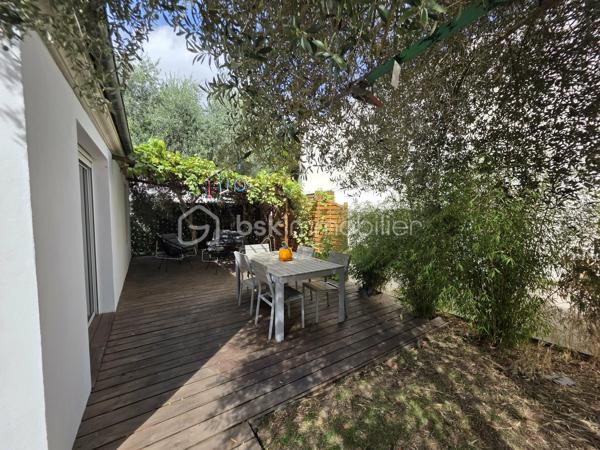 Coup de cœur !
Venez découvrir cette jolie maison rénovée. Elle se compose au rez-de-chaussée, d'une entrée grande aménagée, une cuisine ouverte sur le séjour et le salon disposant d'un plancher chauffant, une chambre, une salle d'eau et un wc séparé.
A l'étage, un couloir desservant une 2ème salle d'eau, un wc, 2 chambres.
Terrasse en bois. Jardin
Pas de vis à vis.
Les +++ : Toiture récente, ravalement récent, extension 2025, plancher chauffant salon, radiateurs à inertie, portail et portillon électrique, lumineuse, une chambre et une salle d'eau au rdc. 
Garage en bois ainsi qu'une allée pour garer plusieurs véhicules sur la propriété.
Ecole primaire à 5 min à pied, centre ville à moins de 10 min, proximité commerces.
Bus à 3 minutes. 
RER A Noisy-Champs à 25 min/bus ou 23 minutes à pied.
RER E Chelles-Gournay à 16 minutes/bus.

N'attendez plus pour demander une visite !!!
(diagnostics en cours)