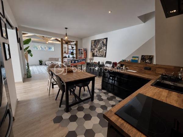 Coup de cœur !
Venez découvrir cette jolie maison rénovée. Elle se compose au rez-de-chaussée, d'une entrée grande aménagée, une cuisine ouverte sur le séjour et le salon disposant d'un plancher chauffant, une chambre, une salle d'eau et un wc séparé.
A l'étage, un couloir desservant une 2ème salle d'eau, un wc, 2 chambres.
Terrasse en bois. Jardin
Pas de vis à vis.
Les +++ : Toiture récente, ravalement récent, extension 2025, plancher chauffant salon, radiateurs à inertie, portail et portillon électrique, lumineuse, une chambre et une salle d'eau au rdc. 
Garage en bois ainsi qu'une allée pour garer plusieurs véhicules sur la propriété.
Ecole primaire à 5 min à pied, centre ville à moins de 10 min, proximité commerces.
Bus à 3 minutes. 
RER A Noisy-Champs à 25 min/bus ou 23 minutes à pied.
RER E Chelles-Gournay à 16 minutes/bus.

N'attendez plus pour demander une visite !!!
(diagnostics en cours)