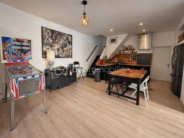 Coup de cœur !
Venez découvrir cette jolie maison rénovée. Elle se compose au rez-de-chaussée, d'une entrée grande aménagée, une cuisine ouverte sur le séjour et le salon disposant d'un plancher chauffant, une chambre, une salle d'eau et un wc séparé.
A l'étage, un couloir desservant une 2ème salle d'eau, un wc, 2 chambres.
Terrasse en bois. Jardin
Pas de vis à vis.
Les +++ : Toiture récente, ravalement récent, extension 2025, plancher chauffant salon, radiateurs à inertie, portail et portillon électrique, lumineuse, une chambre et une salle d'eau au rdc. 
Garage en bois ainsi qu'une allée pour garer plusieurs véhicules sur la propriété.
Ecole primaire à 5 min à pied, centre ville à moins de 10 min, proximité commerces.
Bus à 3 minutes. 
RER A Noisy-Champs à 25 min/bus ou 23 minutes à pied.
RER E Chelles-Gournay à 16 minutes/bus.

N'attendez plus pour demander une visite !!!
(diagnostics en cours)