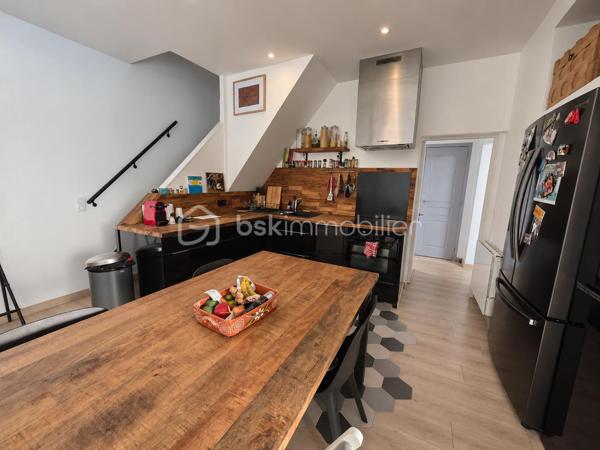 Coup de cœur !
Venez découvrir cette jolie maison rénovée. Elle se compose au rez-de-chaussée, d'une entrée grande aménagée, une cuisine ouverte sur le séjour et le salon disposant d'un plancher chauffant, une chambre, une salle d'eau et un wc séparé.
A l'étage, un couloir desservant une 2ème salle d'eau, un wc, 2 chambres.
Terrasse en bois. Jardin
Pas de vis à vis.
Les +++ : Toiture récente, ravalement récent, extension 2025, plancher chauffant salon, radiateurs à inertie, portail et portillon électrique, lumineuse, une chambre et une salle d'eau au rdc. 
Garage en bois ainsi qu'une allée pour garer plusieurs véhicules sur la propriété.
Ecole primaire à 5 min à pied, centre ville à moins de 10 min, proximité commerces.
Bus à 3 minutes. 
RER A Noisy-Champs à 25 min/bus ou 23 minutes à pied.
RER E Chelles-Gournay à 16 minutes/bus.

N'attendez plus pour demander une visite !!!
(diagnostics en cours)