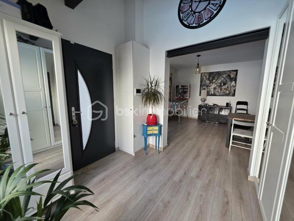 Coup de cœur !
Venez découvrir cette jolie maison rénovée. Elle se compose au rez-de-chaussée, d'une entrée grande aménagée, une cuisine ouverte sur le séjour et le salon disposant d'un plancher chauffant, une chambre, une salle d'eau et un wc séparé.
A l'étage, un couloir desservant une 2ème salle d'eau, un wc, 2 chambres.
Terrasse en bois. Jardin
Pas de vis à vis.
Les +++ : Toiture récente, ravalement récent, extension 2025, plancher chauffant salon, radiateurs à inertie, portail et portillon électrique, lumineuse, une chambre et une salle d'eau au rdc. 
Garage en bois ainsi qu'une allée pour garer plusieurs véhicules sur la propriété.
Ecole primaire à 5 min à pied, centre ville à moins de 10 min, proximité commerces.
Bus à 3 minutes. 
RER A Noisy-Champs à 25 min/bus ou 23 minutes à pied.
RER E Chelles-Gournay à 16 minutes/bus.

N'attendez plus pour demander une visite !!!
(diagnostics en cours)