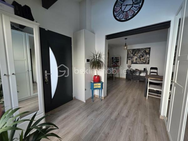 Coup de cœur !
Venez découvrir cette jolie maison rénovée. Elle se compose au rez-de-chaussée, d'une entrée grande aménagée, une cuisine ouverte sur le séjour et le salon disposant d'un plancher chauffant, une chambre, une salle d'eau et un wc séparé.
A l'étage, un couloir desservant une 2ème salle d'eau, un wc, 2 chambres.
Terrasse en bois. Jardin
Pas de vis à vis.
Les +++ : Toiture récente, ravalement récent, extension 2025, plancher chauffant salon, radiateurs à inertie, portail et portillon électrique, lumineuse, une chambre et une salle d'eau au rdc. 
Garage en bois ainsi qu'une allée pour garer plusieurs véhicules sur la propriété.
Ecole primaire à 5 min à pied, centre ville à moins de 10 min, proximité commerces.
Bus à 3 minutes. 
RER A Noisy-Champs à 25 min/bus ou 23 minutes à pied.
RER E Chelles-Gournay à 16 minutes/bus.

N'attendez plus pour demander une visite !!!
(diagnostics en cours)