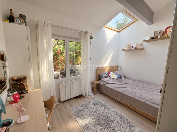 Coup de cœur !
Venez découvrir cette jolie maison rénovée. Elle se compose au rez-de-chaussée, d'une entrée grande aménagée, une cuisine ouverte sur le séjour et le salon disposant d'un plancher chauffant, une chambre, une salle d'eau et un wc séparé.
A l'étage, un couloir desservant une 2ème salle d'eau, un wc, 2 chambres.
Terrasse en bois. Jardin
Pas de vis à vis.
Les +++ : Toiture récente, ravalement récent, extension 2025, plancher chauffant salon, radiateurs à inertie, portail et portillon électrique, lumineuse, une chambre et une salle d'eau au rdc. 
Garage en bois ainsi qu'une allée pour garer plusieurs véhicules sur la propriété.
Ecole primaire à 5 min à pied, centre ville à moins de 10 min, proximité commerces.
Bus à 3 minutes. 
RER A Noisy-Champs à 25 min/bus ou 23 minutes à pied.
RER E Chelles-Gournay à 16 minutes/bus.

N'attendez plus pour demander une visite !!!
(diagnostics en cours)