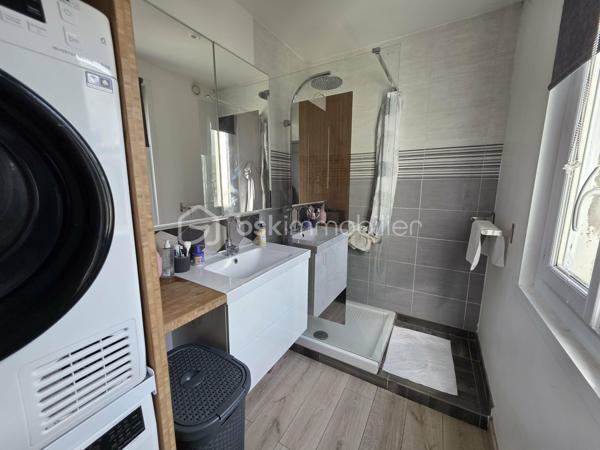 Coup de cœur !
Venez découvrir cette jolie maison rénovée. Elle se compose au rez-de-chaussée, d'une entrée grande aménagée, une cuisine ouverte sur le séjour et le salon disposant d'un plancher chauffant, une chambre, une salle d'eau et un wc séparé.
A l'étage, un couloir desservant une 2ème salle d'eau, un wc, 2 chambres.
Terrasse en bois. Jardin
Pas de vis à vis.
Les +++ : Toiture récente, ravalement récent, extension 2025, plancher chauffant salon, radiateurs à inertie, portail et portillon électrique, lumineuse, une chambre et une salle d'eau au rdc. 
Garage en bois ainsi qu'une allée pour garer plusieurs véhicules sur la propriété.
Ecole primaire à 5 min à pied, centre ville à moins de 10 min, proximité commerces.
Bus à 3 minutes. 
RER A Noisy-Champs à 25 min/bus ou 23 minutes à pied.
RER E Chelles-Gournay à 16 minutes/bus.

N'attendez plus pour demander une visite !!!
(diagnostics en cours)