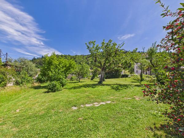 Maison de village avec jardin (terrain constructible)