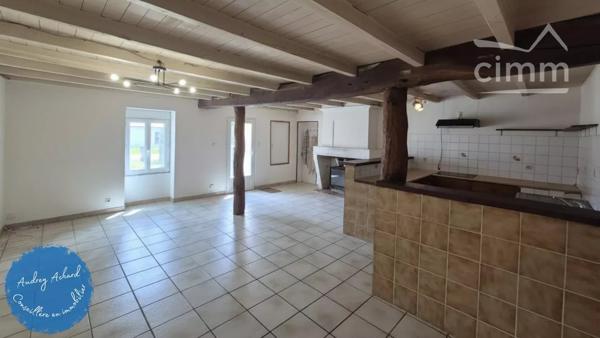 Laissez-vous séduire par cette charmante maison mitoyenne, située au cœur de la commune de Reignac (33).
