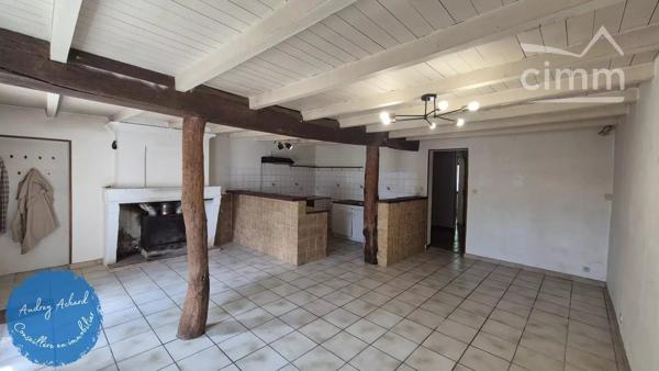 Laissez-vous séduire par cette charmante maison mitoyenne, située au cœur de la commune de Reignac (33).