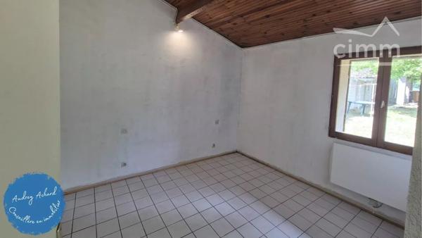 Laissez-vous séduire par cette charmante maison mitoyenne, située au cœur de la commune de Reignac (33).