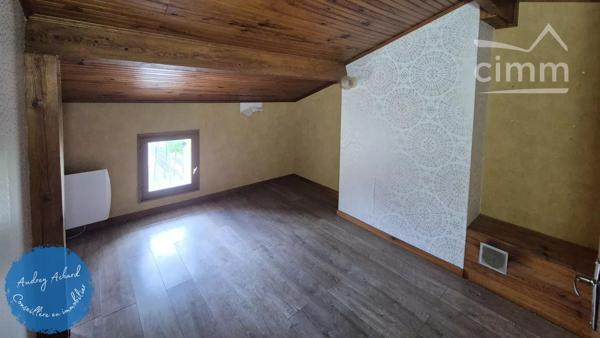 Laissez-vous séduire par cette charmante maison mitoyenne, située au cœur de la commune de Reignac (33).