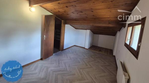 Laissez-vous séduire par cette charmante maison mitoyenne, située au cœur de la commune de Reignac (33).