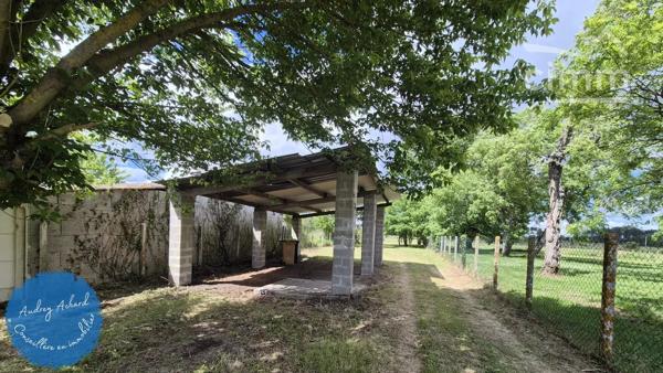 Laissez-vous séduire par cette charmante maison mitoyenne, située au cœur de la commune de Reignac (33).